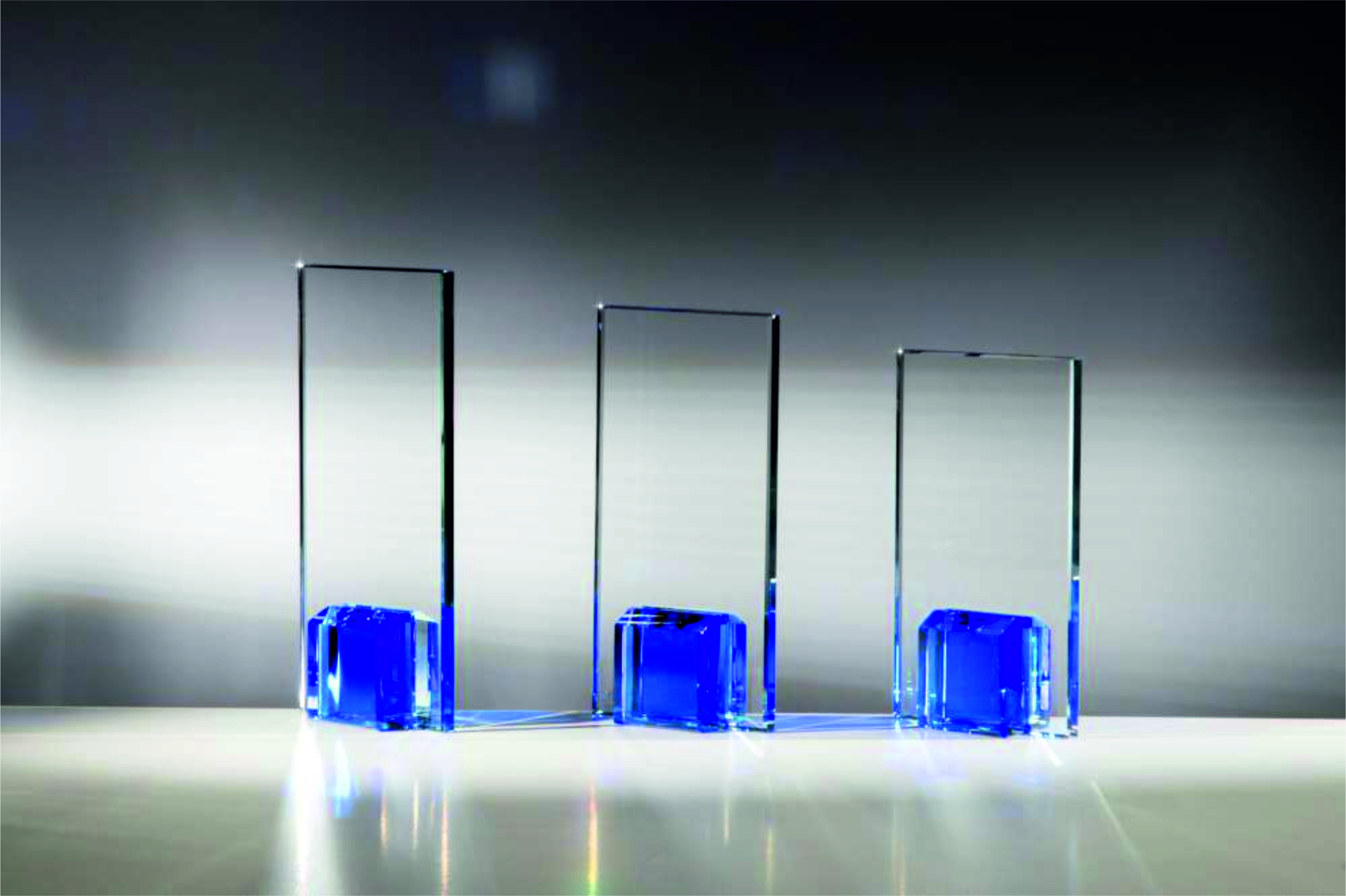 Farbige Glastrophäe Saphirblau in 3 Größen Lieferbar