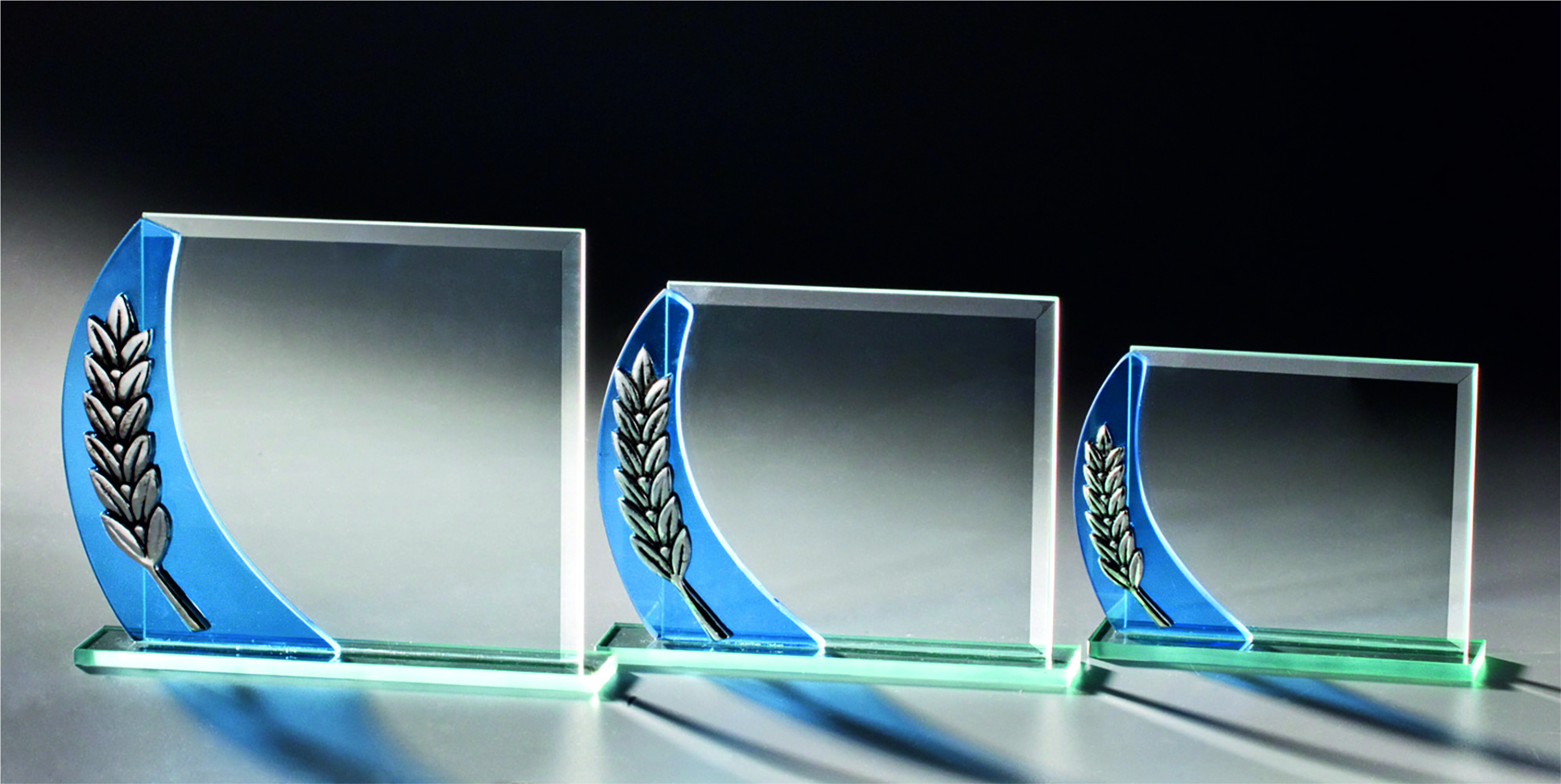 Farbige Glastrophäe mit Verzierung in 3 Größen Lieferbar