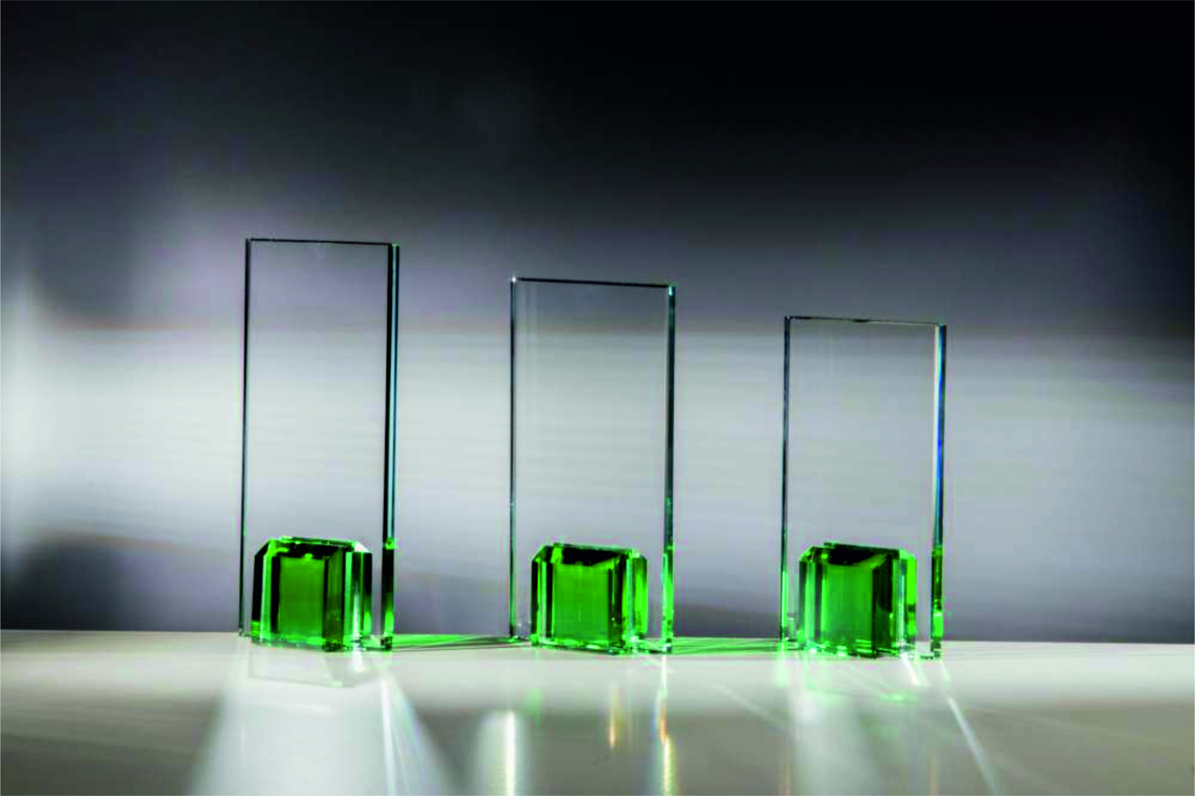 Farbige Glastrophäe Smaragdgrün in 3 Größen Lieferbar