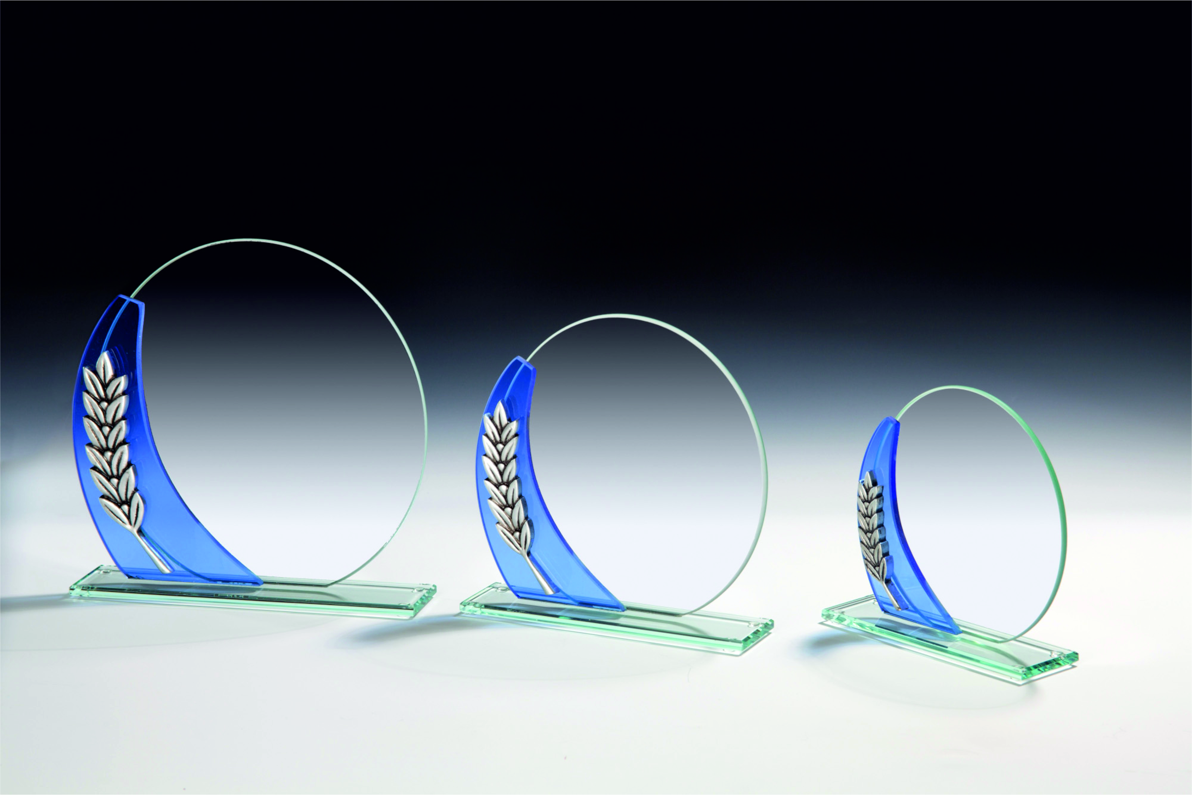 Farbige Glastrophäe mit Verzierung in 3 Größen Lieferbar